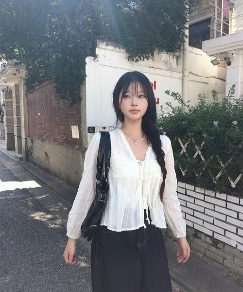 anyonemore(エニワンモア)の「フリルレースリボン長袖Vネックブラウス(シャツ/ブラウス・レディース・ホワイト・FREE)」の7枚目の写真