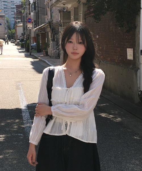 anyonemore(エニワンモア)の「フリルレースリボン長袖Vネックブラウス(シャツ/ブラウス・レディース・ホワイト・FREE)」の2枚目の写真