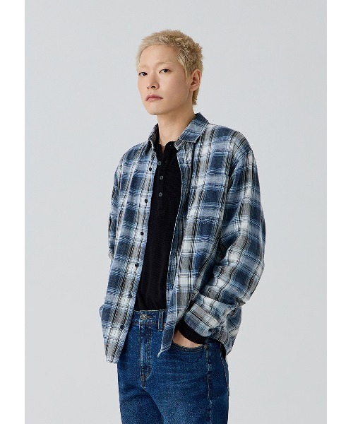 Guess（ゲス）の「【ヒョンジン 着用】 UNISEX Woven LS Shirt シャツ（シャツ/ブラウス・メンズ・ブルー/グレー・LARGE/X-LARGE/MEDIUM/ONE SIZE）」の17枚目の写真