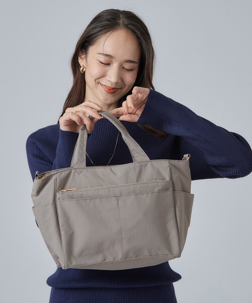 SHOO・LA・RUE(シューラルー)の「【撥水】12ポケットキャリーオントートバッグ(トートバッグ・レディース・ブラック/ダークブラウン/ナチュラル・00)」の3枚目の写真