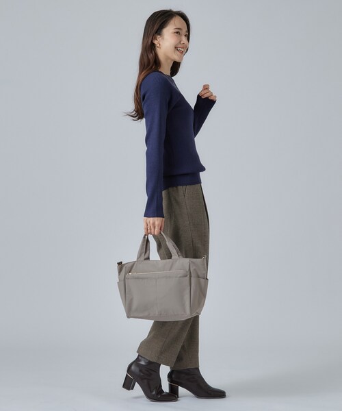 SHOO・LA・RUE(シューラルー)の「【撥水】12ポケットキャリーオントートバッグ(トートバッグ・レディース・ブラック/ダークブラウン/ナチュラル・00)」の6枚目の写真