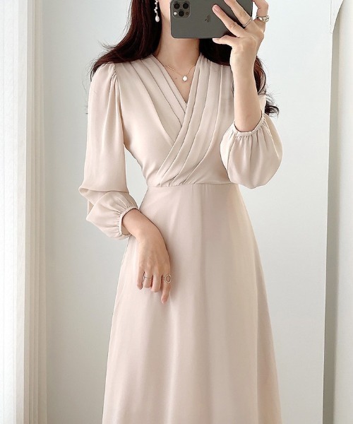 YUGA(ユーガ)の「YUGA_YGMC Korean-style V-neck pleated flare dress(ワンピース・レディース・オフホワイト/ライトブルー・FREE)」の1枚目の写真