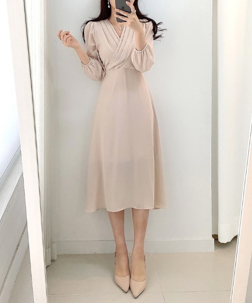 YUGA(ユーガ)の「YUGA_YGMC Korean-style V-neck pleated flare dress(ワンピース・レディース・オフホワイト/ライトブルー・FREE)」の8枚目の写真