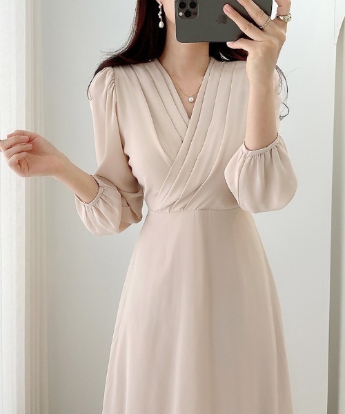 YUGA(ユーガ)の「YUGA_YGMC Korean-style V-neck pleated flare dress(ワンピース・レディース・オフホワイト/ライトブルー・FREE)」の5枚目の写真