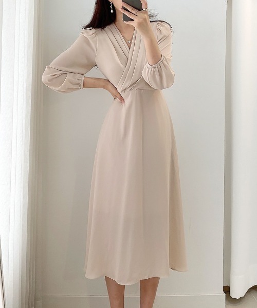 YUGA(ユーガ)の「YUGA_YGMC Korean-style V-neck pleated flare dress(ワンピース・レディース・オフホワイト/ライトブルー・FREE)」の7枚目の写真