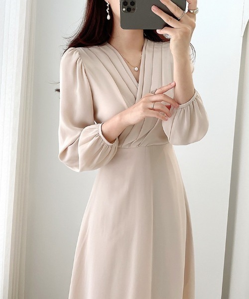 YUGA(ユーガ)の「YUGA_YGMC Korean-style V-neck pleated flare dress(ワンピース・レディース・オフホワイト/ライトブルー・FREE)」の6枚目の写真