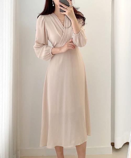 YUGA(ユーガ)の「YUGA_YGMC Korean-style V-neck pleated flare dress(ワンピース・レディース・オフホワイト/ライトブルー・FREE)」の4枚目の写真
