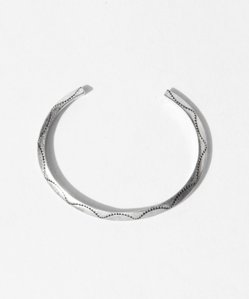 B:MING by BEAMS(ビーミングバイビームス)の「ビーミング by ビームス / トライアングルバングル(バングル/リストバンド・メンズ・シルバー・ONE SIZE)」の3枚目の写真