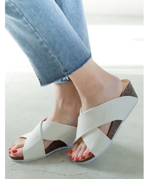 Re:EDIT（リエディ）の「クロスベルトタイプ足に優しい楽ちんウェッジソールサンダル/スリッパサンダル/リラックスサンダル/シューズ[Re:EDIT/リエディ]（サンダル・レディース・シルバー/ブラック/ブラック系その他/ネイビー/ホワイト系その他/ホワイト/マルチ/ライトホワイト/ウッド/パイソン/ライトブラック・X-LARGE/MEDIUM/SMALL/LARGE/XX-LARGE）」の3枚目の写真