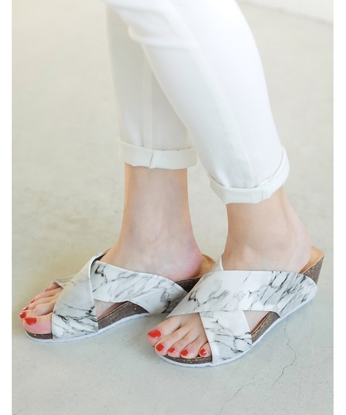 Re:EDIT（リエディ）の「クロスベルトタイプ足に優しい楽ちんウェッジソールサンダル/スリッパサンダル/リラックスサンダル/シューズ[Re:EDIT/リエディ]（サンダル・レディース・シルバー/ブラック/ブラック系その他/ネイビー/ホワイト系その他/ホワイト/マルチ/ライトホワイト/ウッド/パイソン/ライトブラック・X-LARGE/MEDIUM/SMALL/LARGE/XX-LARGE）」の10枚目の写真