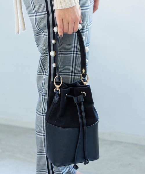 SOLPRESA（ソルプレーサ）の「【SOLPRESA】PEARL HANDLE MINI BAG SP183-A1（ショルダーバッグ・レディース・ブラック/ベージュ・FREE）」の2枚目の写真