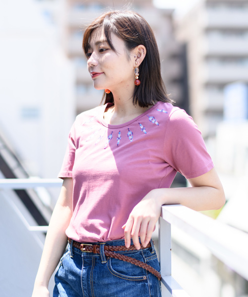 Wordtrobe(ワードトローブ)の「【wordtrobe】コーマ天竺 刺繍 Tシャツ(Tシャツ/カットソー)」|ピンク