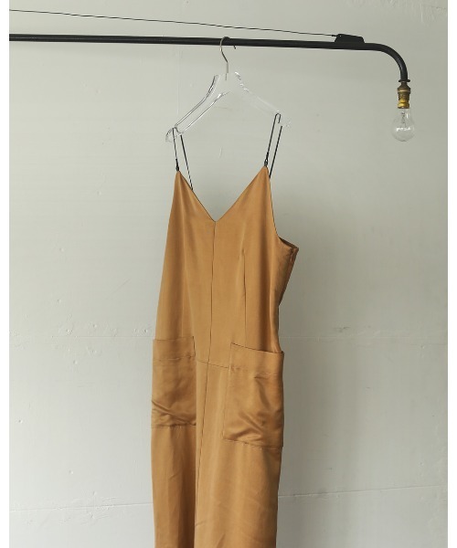 TODAYFUL（トゥデイフル）の「レザーストラップサテンドレス（ワンピース・レディース・ベージュ/ネイビー・36inch/38inch）」の4枚目の写真