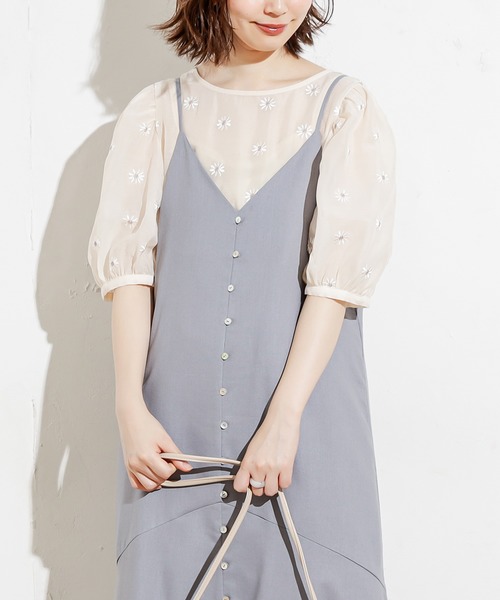 natural couture（ナチュラルクチュール）の「【WEB限定カラー有り】シアーマーガレット刺繍インナー付きブラウス（シャツ/ブラウス・レディース・モカ/ベージュ/サックスブルー/オレンジ/グリーン・FREE）」の3枚目の写真