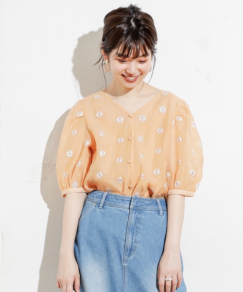 natural couture（ナチュラルクチュール）の「【WEB限定カラー有り】シアーマーガレット刺繍インナー付きブラウス（シャツ/ブラウス・レディース・モカ/ベージュ/サックスブルー/オレンジ/グリーン・FREE）」の5枚目の写真