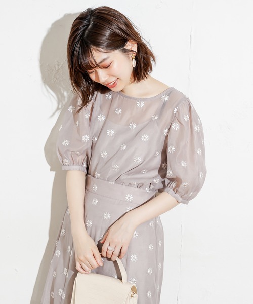 natural couture（ナチュラルクチュール）の「【WEB限定カラー有り】シアーマーガレット刺繍インナー付きブラウス（シャツ/ブラウス・レディース・モカ/ベージュ/サックスブルー/オレンジ/グリーン・FREE）」の2枚目の写真