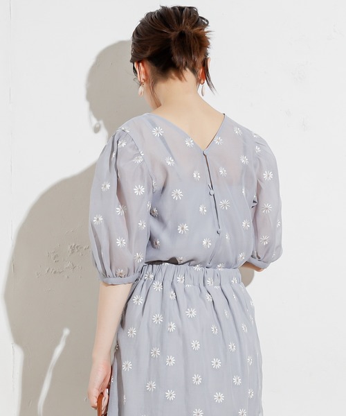 natural couture（ナチュラルクチュール）の「【WEB限定カラー有り】シアーマーガレット刺繍インナー付きブラウス（シャツ/ブラウス・レディース・モカ/ベージュ/サックスブルー/オレンジ/グリーン・FREE）」の15枚目の写真