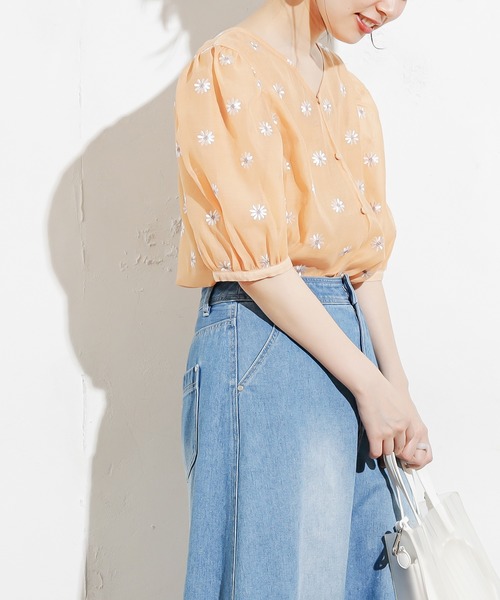 natural couture（ナチュラルクチュール）の「【WEB限定カラー有り】シアーマーガレット刺繍インナー付きブラウス（シャツ/ブラウス・レディース・モカ/ベージュ/サックスブルー/オレンジ/グリーン・FREE）」の12枚目の写真