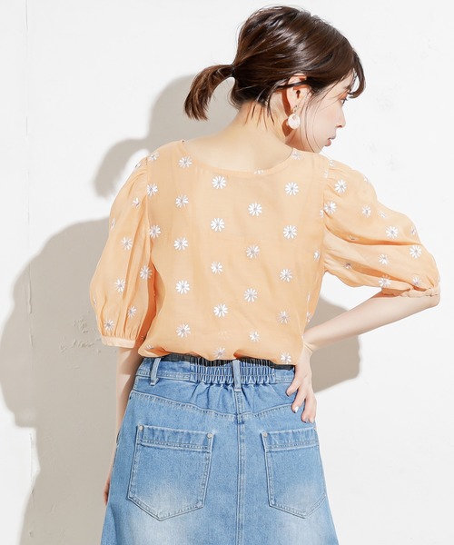 natural couture（ナチュラルクチュール）の「【WEB限定カラー有り】シアーマーガレット刺繍インナー付きブラウス（シャツ/ブラウス・レディース・モカ/ベージュ/サックスブルー/オレンジ/グリーン・FREE）」の19枚目の写真