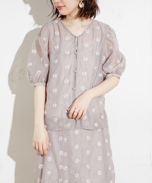 natural couture（ナチュラルクチュール）の「【WEB限定カラー有り】シアーマーガレット刺繍インナー付きブラウス（シャツ/ブラウス・レディース・モカ/ベージュ/サックスブルー/オレンジ/グリーン・FREE）」の13枚目の写真