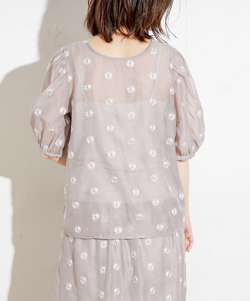 natural couture（ナチュラルクチュール）の「【WEB限定カラー有り】シアーマーガレット刺繍インナー付きブラウス（シャツ/ブラウス・レディース・モカ/ベージュ/サックスブルー/オレンジ/グリーン・FREE）」の9枚目の写真