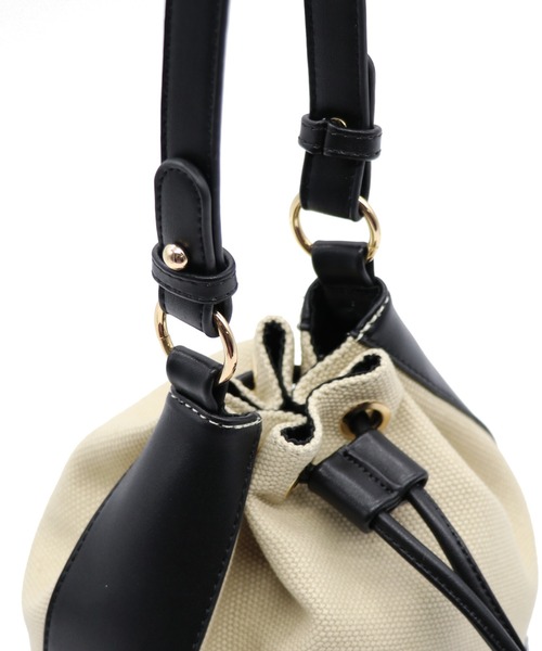 GUSCIO（グッシオ）の「ファッションインフルエンサー yoko さんコラボモデル【グッシオベーシック】 ２WAY巾着バッグ　エコレザー×キャンバス（ショルダーバッグ・レディース・ブラック/ブラウン/ブラック×ブラック/ライム・FREE）」の5枚目の写真