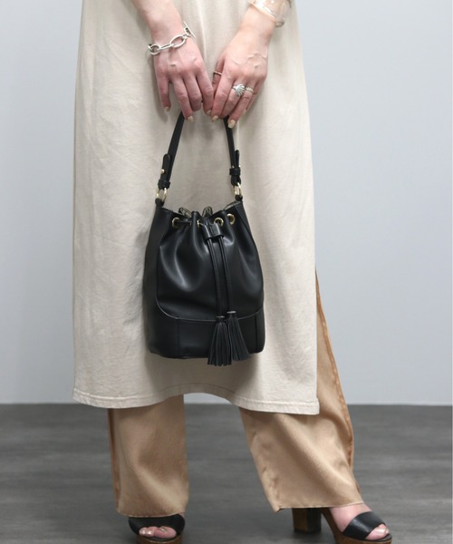 GUSCIO（グッシオ）の「ファッションインフルエンサー yoko さんコラボモデル【グッシオベーシック】 ２WAY巾着バッグ　エコレザー×キャンバス（ショルダーバッグ・レディース・ブラック/ブラウン/ブラック×ブラック/ライム・FREE）」の18枚目の写真