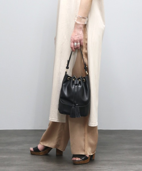 GUSCIO（グッシオ）の「ファッションインフルエンサー yoko さんコラボモデル【グッシオベーシック】 ２WAY巾着バッグ　エコレザー×キャンバス（ショルダーバッグ・レディース・ブラック/ブラウン/ブラック×ブラック/ライム・FREE）」の19枚目の写真