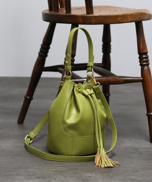 GUSCIO（グッシオ）の「ファッションインフルエンサー yoko さんコラボモデル【グッシオベーシック】 ２WAY巾着バッグ　エコレザー×キャンバス（ショルダーバッグ・レディース・ブラック/ブラウン/ブラック×ブラック/ライム・FREE）」の20枚目の写真