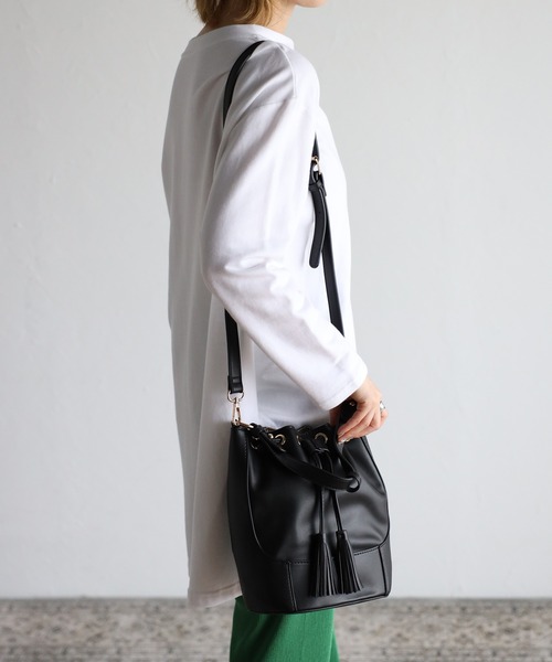 GUSCIO（グッシオ）の「ファッションインフルエンサー yoko さんコラボモデル【グッシオベーシック】 ２WAY巾着バッグ　エコレザー×キャンバス（ショルダーバッグ・レディース・ブラック/ブラウン/ブラック×ブラック/ライム・FREE）」の22枚目の写真