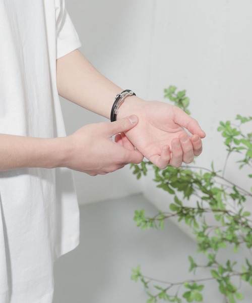 SENSE OF PLACE by URBAN RESEARCH(センスオブプレイスバイアーバンリサーチ)の「レザーブレスレット(2連)B(ブレスレット・メンズ・ブラウン/ベージュ/ブラック・ONE)」の4枚目の写真