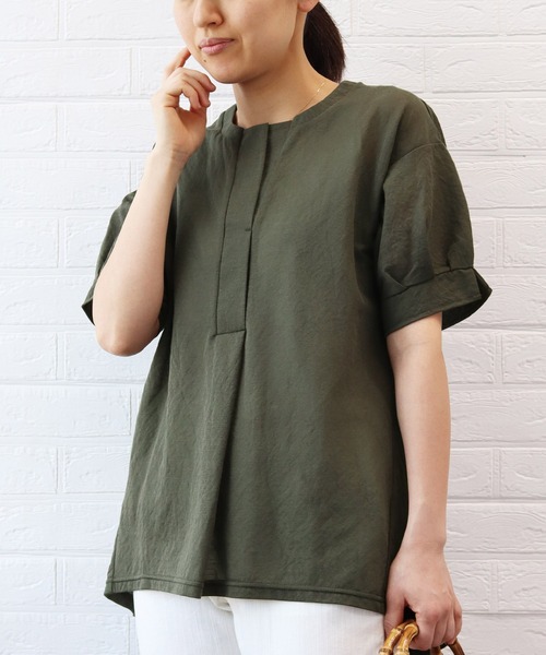BELLUNA PLUS(ベルーナ)の「シアー素材タックデザインブラウス(シャツ/ブラウス・レディース・ネイビー/カーキ/テラコッタ・MEDIUM/LARGE/X-LARGE)」の2枚目の写真