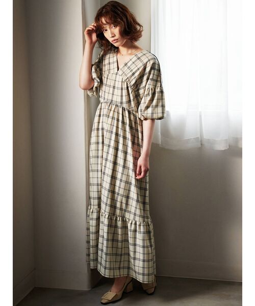 RESEXXY(リゼクシー)の「ボリュームスリーブ深Vワンピース(ワンピース・レディース・ブラック/ベージュ/その他1・FREE)」の4枚目の写真