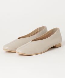 arucco　スクエアトゥセンターシームVカットパンプス