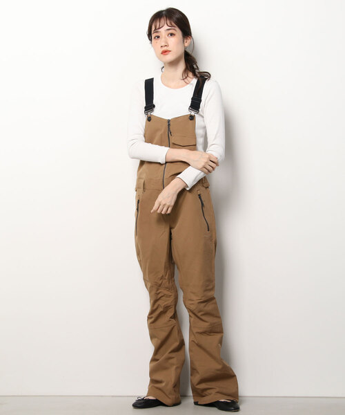 VOLCOM（ボルコム）の「SWIFT BIB OVERALL（サロペット/オーバーオール・レディース・ブラウン系/ブラック・SMALL/MEDIUM）」の2枚目の写真