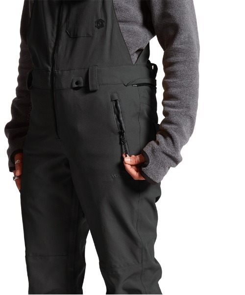 VOLCOM（ボルコム）の「SWIFT BIB OVERALL（サロペット/オーバーオール・レディース・ブラウン系/ブラック・SMALL/MEDIUM）」の9枚目の写真