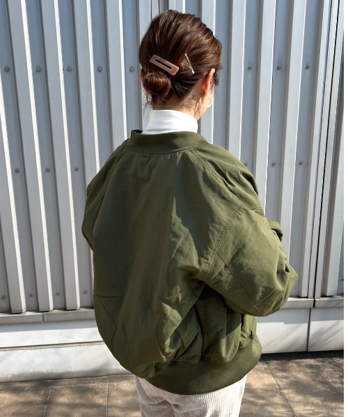 studio CLIP（スタディオクリップ）の「MA-1ブルゾン（MA-1・レディース・アイボリー/カーキ/ベージュ・LARGE/MEDIUM）」の3枚目の写真