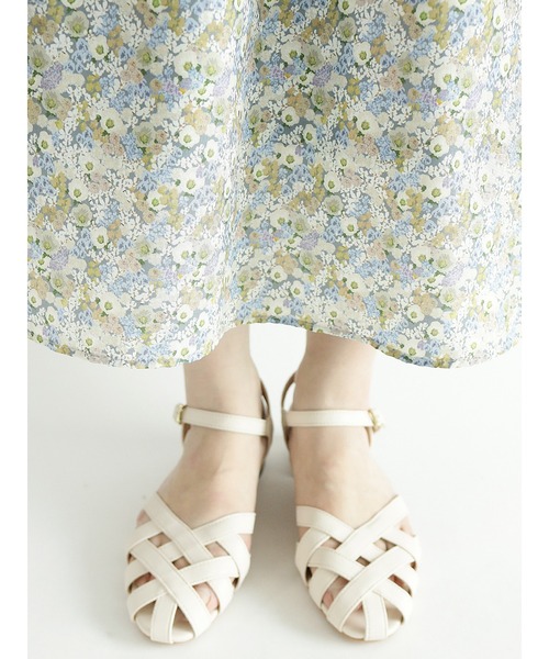 Te chichi TERRASSE（テチチテラス）の「クロス編みネックベルトサンダル（サンダル・レディース・ブラック/ブラウン/オフホワイト・MEDIUM/LARGE）」の2枚目の写真