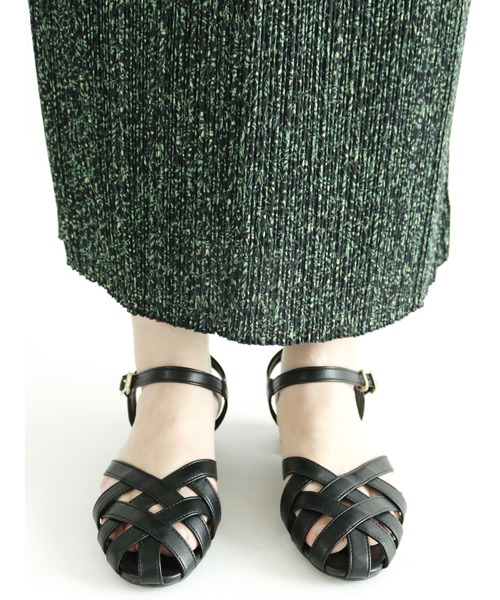 Te chichi TERRASSE（テチチテラス）の「クロス編みネックベルトサンダル（サンダル・レディース・ブラック/ブラウン/オフホワイト・MEDIUM/LARGE）」の3枚目の写真