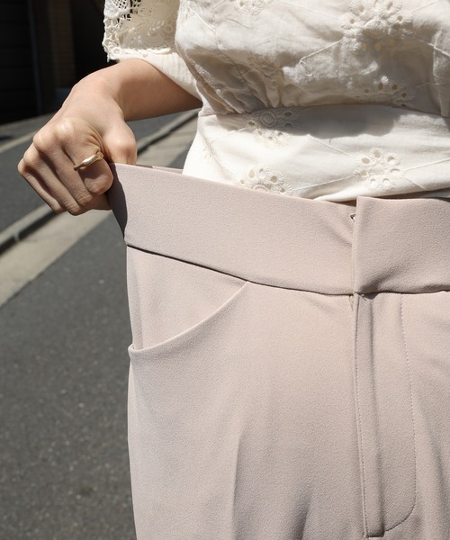 one after another NICE CLAUP（ワンアフターアナザーナイスクラップ）の「加工いらずののびーるカラーパンツ（スラックス・レディース・モカ/スモークピンク/グレイッシュベージュ/フューシャピンク・SMALL/MEDIUM）」の6枚目の写真