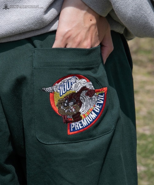 kutir（クティール）の「【LOONEY TUNESコラボ】バックポケット刺繍パンツ（チノパンツ・メンズ・ブラック/ベージュ/グリーン・SMALL/MEDIUM/LARGE）」の3枚目の写真