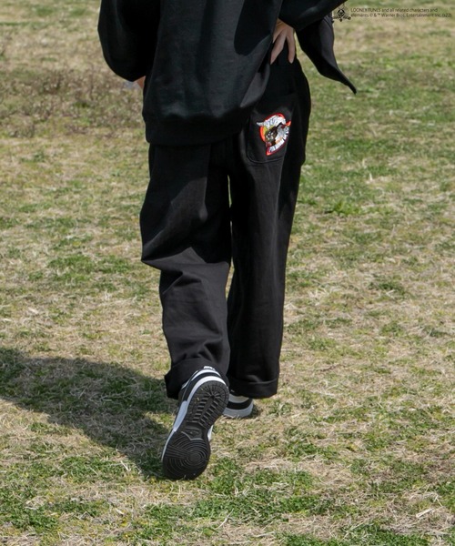 kutir（クティール）の「【LOONEY TUNESコラボ】バックポケット刺繍パンツ（チノパンツ・メンズ・ブラック/ベージュ/グリーン・SMALL/MEDIUM/LARGE）」の2枚目の写真