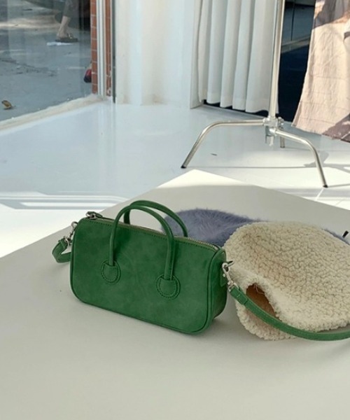 by muni:r（バイ ムニール）の「パステルレザースクエアクロスバッグ（ショルダーバッグ・レディース・ブラック/ブルー/グリーン/アイボリー・ONE SIZE）」の4枚目の写真