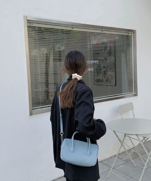 by muni:r（バイ ムニール）の「パステルレザースクエアクロスバッグ（ショルダーバッグ・レディース・ブラック/ブルー/グリーン/アイボリー・ONE SIZE）」の10枚目の写真