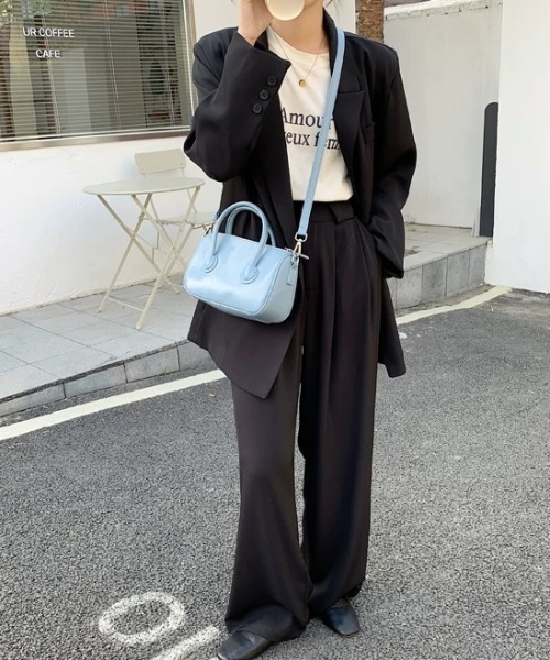 by muni:r（バイ ムニール）の「パステルレザースクエアクロスバッグ（ショルダーバッグ・レディース・ブラック/ブルー/グリーン/アイボリー・ONE SIZE）」の11枚目の写真