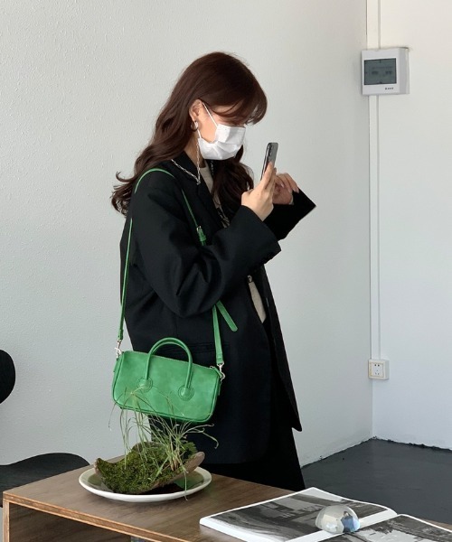 by muni:r（バイ ムニール）の「パステルレザースクエアクロスバッグ（ショルダーバッグ・レディース・ブラック/ブルー/グリーン/アイボリー・ONE SIZE）」の7枚目の写真