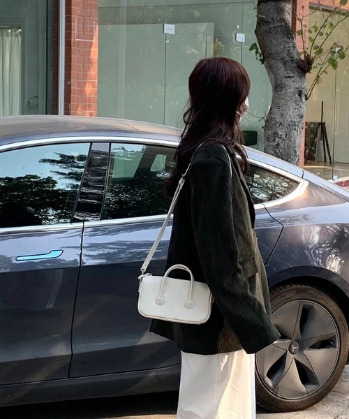 by muni:r（バイ ムニール）の「パステルレザースクエアクロスバッグ（ショルダーバッグ・レディース・ブラック/ブルー/グリーン/アイボリー・ONE SIZE）」の18枚目の写真