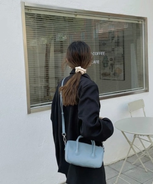 by muni:r（バイ ムニール）の「パステルレザースクエアクロスバッグ（ショルダーバッグ・レディース・ブラック/ブルー/グリーン/アイボリー・ONE SIZE）」の22枚目の写真