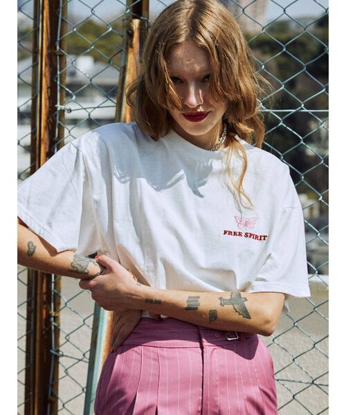 jouetie(ジュエティ)の「バックBIGロゴ Tシャツ(Tシャツ/カットソー・レディース・ブラック/オフホワイト/ブルー・MEDIUM)」の6枚目の写真