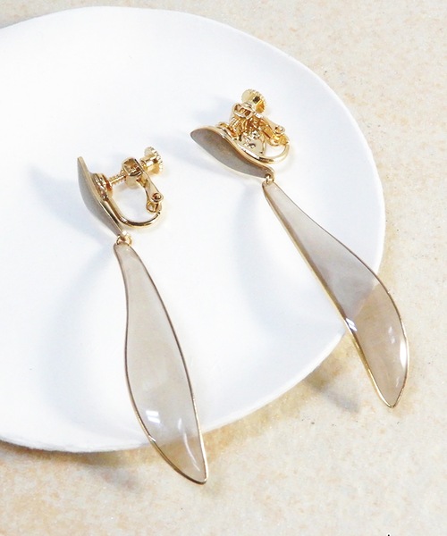 The Rule(ザルール)の「The Rule ザルール:Veronica earring :リーフ型 ベロニカイヤリング(イヤリング・レディース・ベージュ/ゴールド/クリアブラック/グリーン/レッド・FREE)」の2枚目の写真